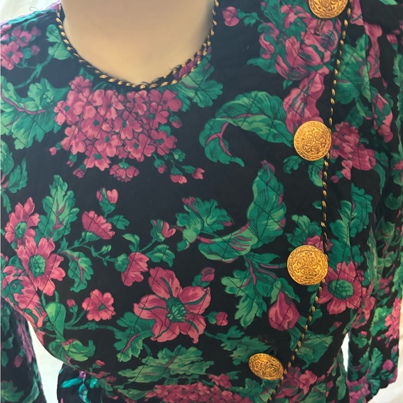 Vintage floral blouse with big gold buttons - Picture 4 of 9